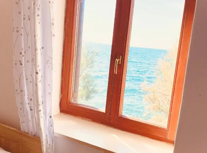 First Row By The Sea Apartmán *